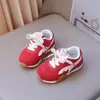 Zapatos de caminar transpirables retro para niñas, colección primavera/otoño 2026, zapatillas de malla ligeras antideslizantes para niños, zapatillas de entrenamiento alemanas para niños