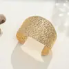 Pulsera de metal dorado simple e irregular de moda transfronteriza europea y americana adecuada para que las mujeres la usen en vacaciones, al por mayor