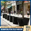 Macetas de fibra de vidrio hechas a medida para paisajismo de carreteras municipales, jardineras grandes de pie para plazas exteriores y canaletas para proyectos de paisajismo de jardines.