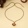 Nuevo Collar Estilo Chino con Diseño Tradicional Chapado en Oro, Presentando un Colgante de Caballo Tang Pequeño Incrustado con Diamantes y Collar de Cuerda Trenzada, Mayoreo