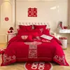 Juego de boda de cuatro piezas de alta gama en color rojo brillante estilo chino con bordado de dragón y fénix, juego de ropa de cama de algodón para la boda para el nuevo hogar