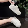 Zapatillas blancas de cuero de capa superior con suelas gruesas y aumento de altura para mujer, nuevo modelo versátil de otoño 2026, zapatos deportivos casuales para mujer