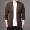 Cardigan de tricô novo e mais vendido para o outono para homens, cor sólida, com bolsos reais, fecho de seis botões, estilo casual, jaqueta de tricô de manga comprida para jovens homens