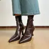Botas de tornozelo pontudas estilo coreano com saltos finos, botas elásticas para mulheres, nova coleção outono/inverno 2026, botas versáteis de couro macio com zíper, botas de corte justo