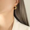 Marca estilo francés estilo frío personalidad retro no se decoloran aretes en forma de C niñas no se decoloran aretes acero de titanio