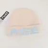 Gorro de alta qualidade em mistura de lã para estudantes, perfeito para o outono e inverno, faz o rosto parecer menor, apresenta um padrão jacquard com letras e é um chapéu justo e de caimento colado.