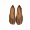 Sapatos de Couro de Ovelha com Bico Separado para Mulheres 2026 Novo Estilo Sapatos Planos de Balé com Design de Ferradura Feminino Sapatos de Calçar Rasos