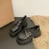 Primeiro Encontro Temporada Sapatos Loafer Pretos de Salto Grosso Aumentadores de Altura para Mulheres 2026 Novo Estilo Retro de Primavera para Figuras Baixas Sapatos JK Estilo Britânico