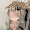 Entrega en una sola pieza Camisola de encaje blanco europeo con costuras para mujer, ropa interior de primavera y verano para vacaciones, top corto liso