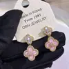 Brincos de Trevo de Quatro Folhas Rosa com Madrepérola e Cravejados de Diamante para Mulheres, Luxo Leve, Versáteis, Brincos Gentis e Elegantes, Novo Design da Moda