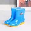 Botas de lluvia para mujer hasta la pantorrilla, forradas de felpa y engrosadas para abrigar, zapatos de goma antideslizantes, botas de lluvia de nuevo estilo, zapatos impermeables para días lluviosos
