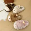 Bonitas pantuflas de algodón con forma de estrella de dibujos animados para mujer, adecuadas para usar en exteriores en invierno, proporcionando calidez, resistencia al deslizamiento y una suela gruesa para un uso interior cómodo