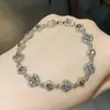 Pulsera Redonda Geométrica de Circonita Color Café Dorado Lujo Ligero para Mujer Atmósfera de Alta Gama Pulsera de Trébol de Cuatro Hojas Pulsera de Celebridad de Internet Joyería de Mano de Celebridad de Internet