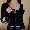 Un collar de trébol de cuatro hojas de diamante púrpura de dos vías, diseño desmontable, cadena larga versátil para suéter para mujer, accesorio popular de lujo ligero