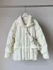 Jaqueta Acolchoada Cz Zhang Inverno 90 Penugem de Pato Branca com Listras Verticais para Mulheres, Jaqueta de Penugem Leve e Quente de Comprimento Médio com Bolsa B48160