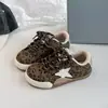 Zapatillas retro 2026 otoño e invierno nuevas zapatillas de skate para niños con superficie de cuero, estampado de estrellas, aspecto desgastado, suela blanda, zapatos casuales para niños y niñas