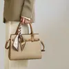 Bolsas Femininas 2026 Nova Coleção Primavera e Verão Crossbody Couro Genuíno Bolsa Feminina Luxo Leve Bolsa Platina Grande Capacidade Bolsa para Mãe