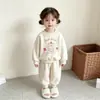 Conjunto de Moletom Infantil para Comércio Exterior 2026 Novo Estilo Roupas Esportivas para Meninas Desenho Animado Criança Pequena Estiloso Outono Conjunto de Duas Peças para Exterior