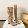 Botas retrô de camurça cáqui para mulheres, novo modelo 2026, botas longas afinadoras com saltos grossos para pessoas baixinhas, botas de montaria acima do joelho