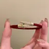 Pulsera Trenzada Hebilla de Herradura Redonda de Circonita Roja Europea y Americana Diseño de Nicho Pulsera Exquisita de Gama Alta para Mujer