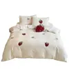Conjunto de Cuatro Piezas de Invierno de Peso Alto con Bordado Simple y Fresco de Fresas