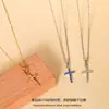 Collar con Cruz de Acero Inoxidable Americano Chapado en Oro de 18K con Circonita para Mujer Accesorios de Nicho de Lujo Ligero para Mujer