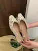 Primeiro Encontro com o Estilo Inspirado em Chanel: Sandálias Femininas de Salto Anabela para o Verão 2026 com Laço, Solado Grosso, Bico Quadrado e Bico Fechado, Combinadas com um Vestido
