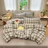 Conjunto de quatro peças de gaze xadrez de algodão puro de camada dupla simples, capa de edredom de algodão puro, lençol de cama e fronha, conjunto de três peças de novo estilo para dormitórios estudantis