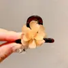 Pinza para el Cabello de Flor de Camelia para Mujer, una Herramienta Mágica para Cabello Corto durante el Período de Transición, Pinza para la Parte Posterior de la Cabeza, Accesorio para el Cabello Semirecogido, Exquisita Pinza de Garra Pequeña