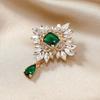 Broche de cruz barroca estilo palacio con ramillete de esmeralda y diamantes de imitación, accesorio de abrigo vintage de estilo británico de lujo y de alta calidad.
