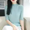 Top de canalé de cuello medio y manga corta. La textura acanalada crea un efecto adelgazante, y el cuello semi-alto acentúa el cuello.. El diseño de manga corta irradia un temperamento elegante