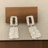Diseño irregular hueco de flor de diseño personalizado versátil de nicho colección de pendientes redondos y cuadrados pendientes de alta gama para mujer