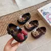 Zapatos Infantiles 2026 Otoño Nuevo Estilo Vintage Bebé Dibujos Animados de Suela Baja Zapatos Individuales para Niñas Cómodos Zapatos Pequeños de Cuero