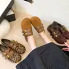 Sandalias Birkenstock de mujer estilo retro con diseño de separador de dedos falso, que cuentan con una cuña oculta, punta redonda, doble tira y suela suave: una nueva y versátil colección de otoño 2026