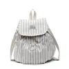 Mochila listrada de estilo coreano muito estilosa para estudantes universitárias, adequada para o trajeto diário, uso casual e atividades ao ar livre.
