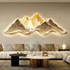Pintura Decorativa Moderna de Luxo Leve para Sala de Estar com Montanhas ao Fundo Pintura de Paisagem Atmosférica de Alto Padrão Pintura de Parede com Lâmpada para Fundo de Sofá