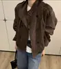 Chaqueta de motocicleta retro de gamuza marrón para mujer, primavera/otoño 2026, corte holgado, adecuada para figuras petite, con cuello alto y diseño de doble botonadura