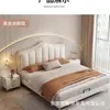 Cama de cuero de lujo ligero estilo francés, cabecera suave curva blanco crema con líneas chapadas en oro, cama doble de 1.8m para dormitorio principal
