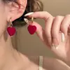 Pendientes de terciopelo vintage en forma de corazón color burdeos artístico con un aire estilo Hong Kong, sencillos y elegantes, realzan el cutis y crean un look atmosférico
