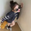 Ropa Infantil Estilo Coreano Conjunto de Primavera para Niños y Niñas, Chaqueta de Mezclilla Casual a la Moda, Chaleco, Camiseta de Manga Larga a Rayas, Pantalones Cortos Conjunto de Tres Piezas