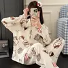 Nuevo cárdigan de doble longitud para mujer Otoño 2026 con cuello de solapa, pijama casual holgado con estampado de dibujos animados y anime, algodón nube
