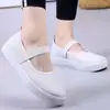 Sapatos de Tecido Vermelho Novo Estilo, Sapatos de Trabalho Planos, Sapatos do Mês Bissexto, Sapatos de Tecido Antigos de Pequim, Sapatos Quadrados Femininos com Tira Única