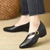 Sapatos de couro macio para mulheres, nova coleção de outono 2026, sapatos de salto baixo estilo francês, sapatos Mary Jane de bico fino, sapatos de couro pequenos de salto alto com salto grosso