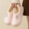Nuevas zapatillas de algodón para casa de interior para mujer, otoño e invierno 2026, antideslizantes, impermeables, engrosadas, cálidas y con cubierta en el talón, adecuadas para usar tanto en interiores como en exteriores.