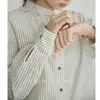 Shanyu Muma Nova Coleção Primavera 2025: Camisa Feminina de Algodão Pima Verde com Linho Francês, Acabamento Encolhido em Sal e Gola Alta Listrada
