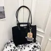 Bolso Cubo Portátil de Contraste de Color Retro Francés Transfronterizo Nuevo para Mujer Otoño e Invierno Versátil para el Trabajo y los Viajes Bolso Cruzado