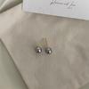 Pendientes de botón perla gris frío elegantes a juego de color Maillard nicho simples versátiles pendientes de botón retro clip para orejas de espiral para mosquitos