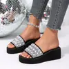 Chanclas de una tira para mujer transfronterizas europeas y americanas 2026 con pedrería y suela gruesa Estilo europeo Moda Sandalias de verano Venta al por mayor transfronteriza Tallas grandes