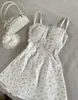 Vestido de tirantes finos floral suave estilo coreano para mujer, verano, encaje de deseo puro, cordones en la cintura, ceñido, adelgazante, minifalda de línea A
