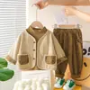2025 Estilo Bosque Retro ~ Camisa de Algodón para Niños Elegante Cuello Alto Conjunto de Tres Piezas para Bebé Venta al por Mayor de Fábrica